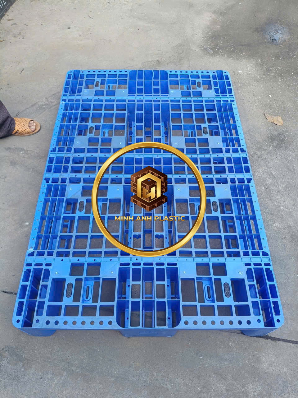 pallet nhựa cũ kê hàng ngoài trời