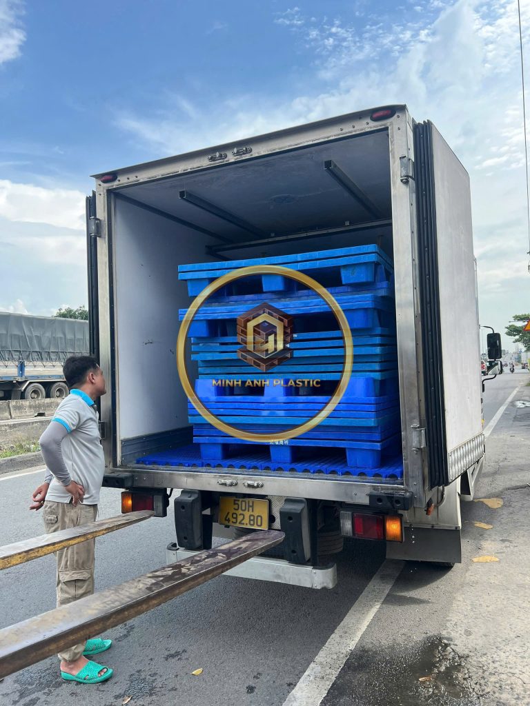 pallet nhựa cũ khu công nghiệp Lê Minh Xuân